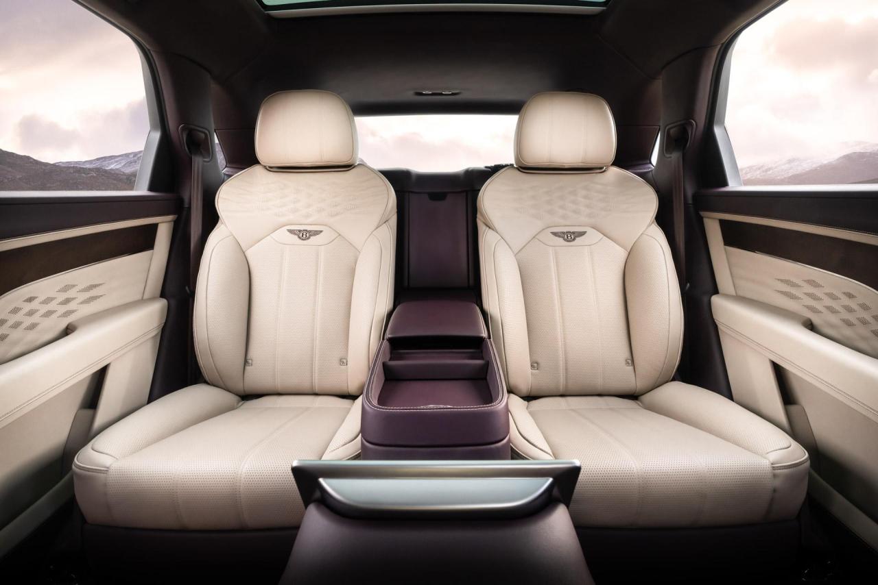 2023-Bentley-Bentayga-EWB-00009.jpg