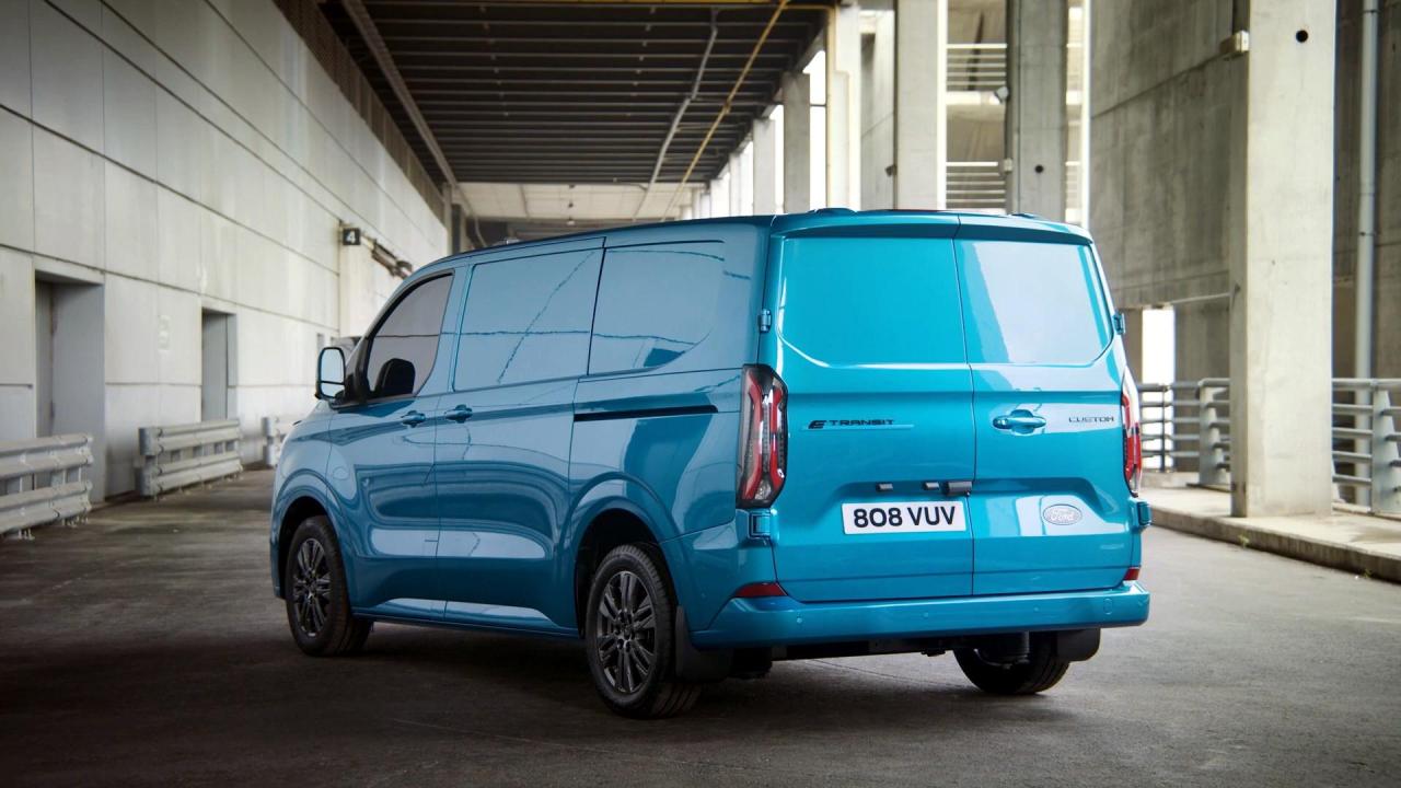 2023-Ford-E-Transit-Custom-3.jpg