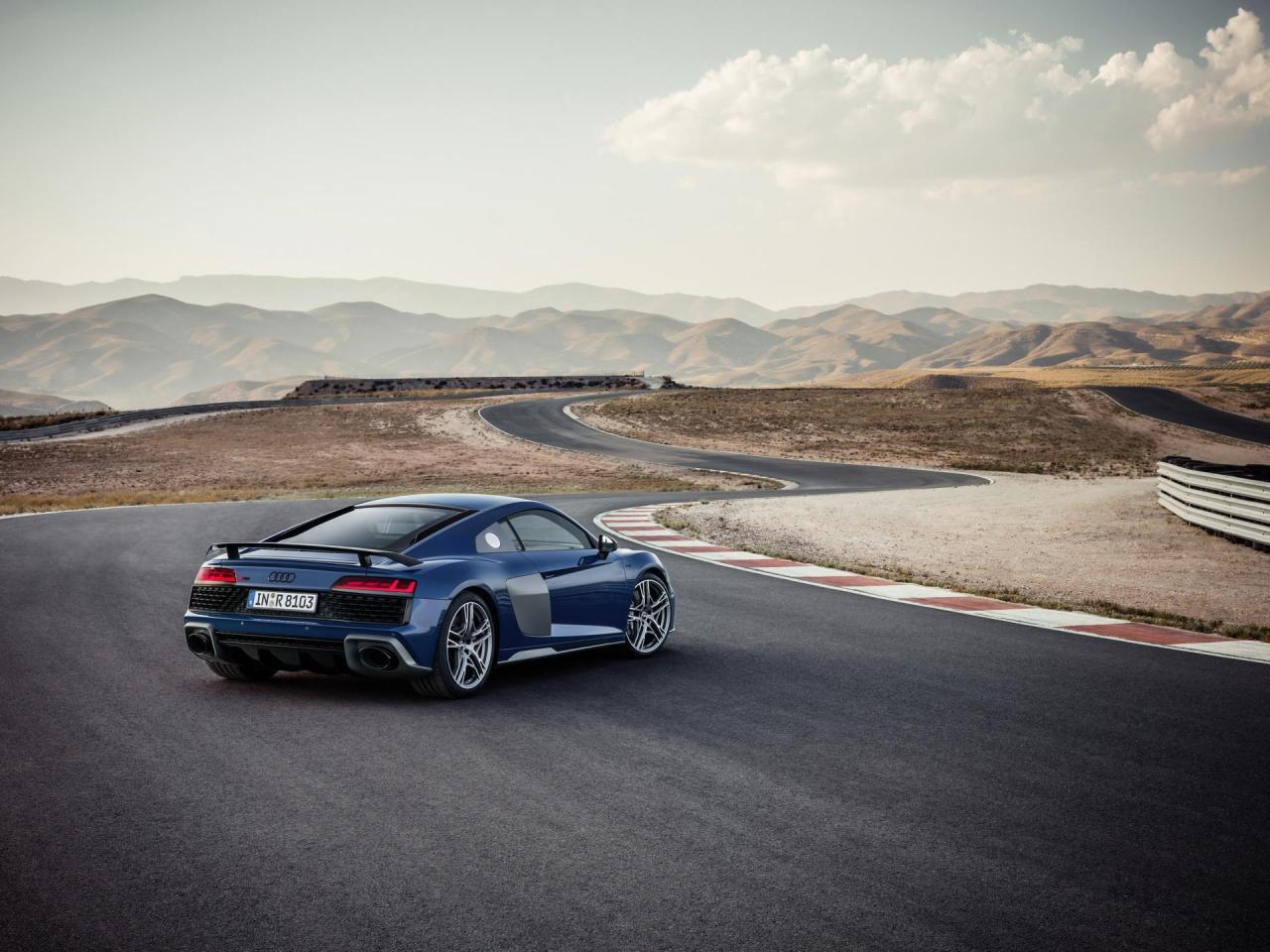 21edbcb8-2019-audi-r8-range-mega-gallery-71.thumb.jpg.fddb8a7607e43d67ecaf65bc22c30a93.jpg