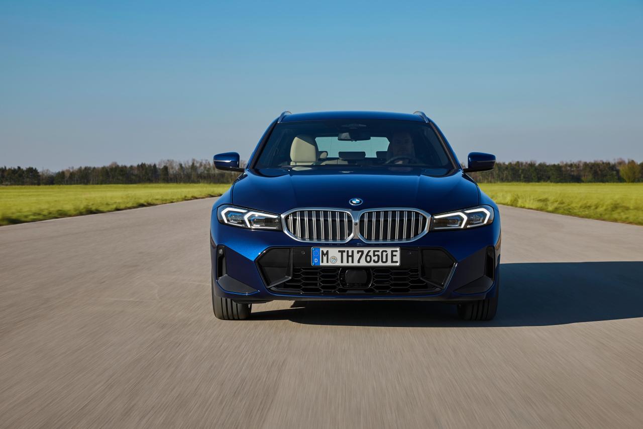 P90462523_highRes_the-new-bmw-330e-tou (1).jpg