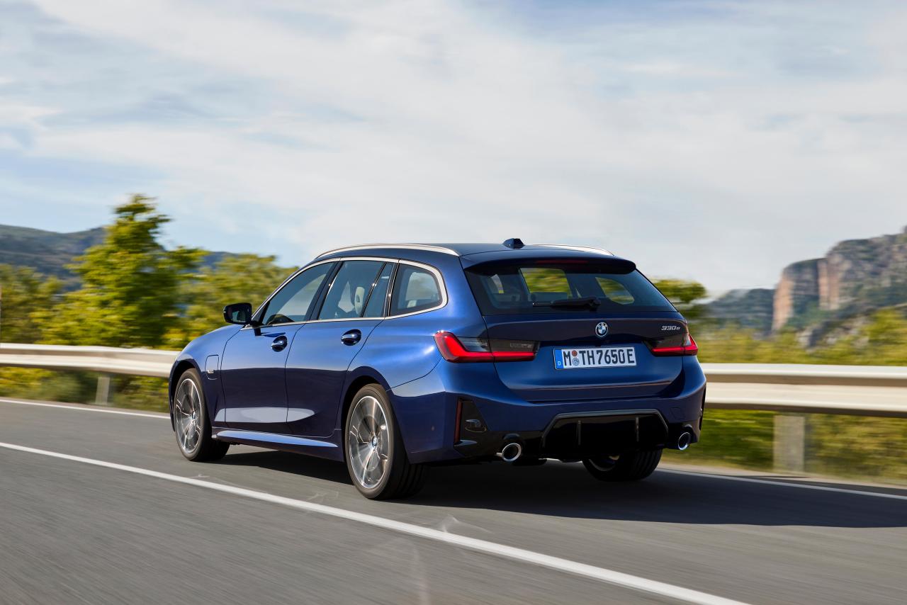 P90462513_highRes_the-new-bmw-330e-tou.jpg