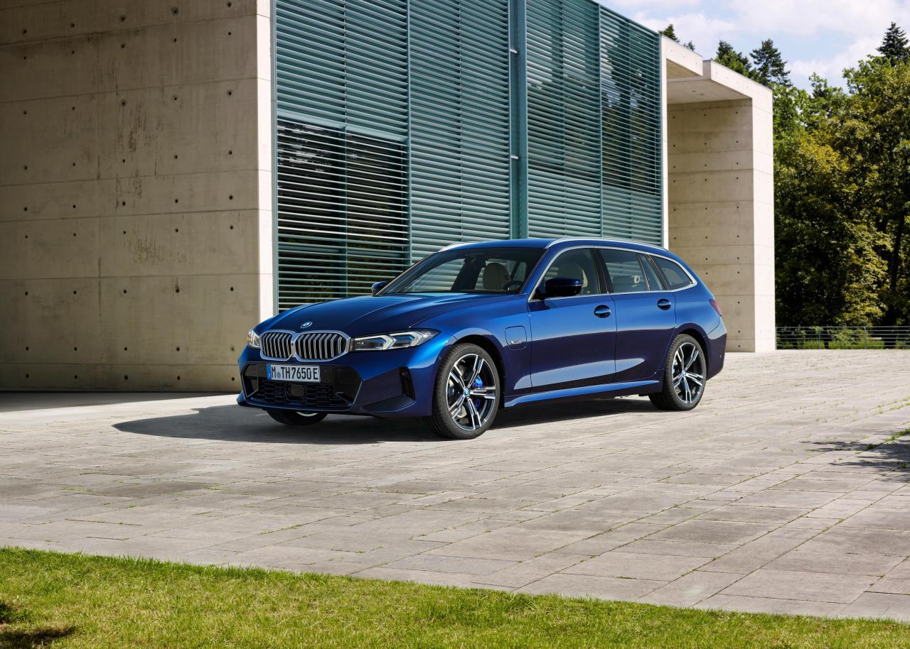 P90462525_highRes_the-new-bmw-330e-tou.jpg