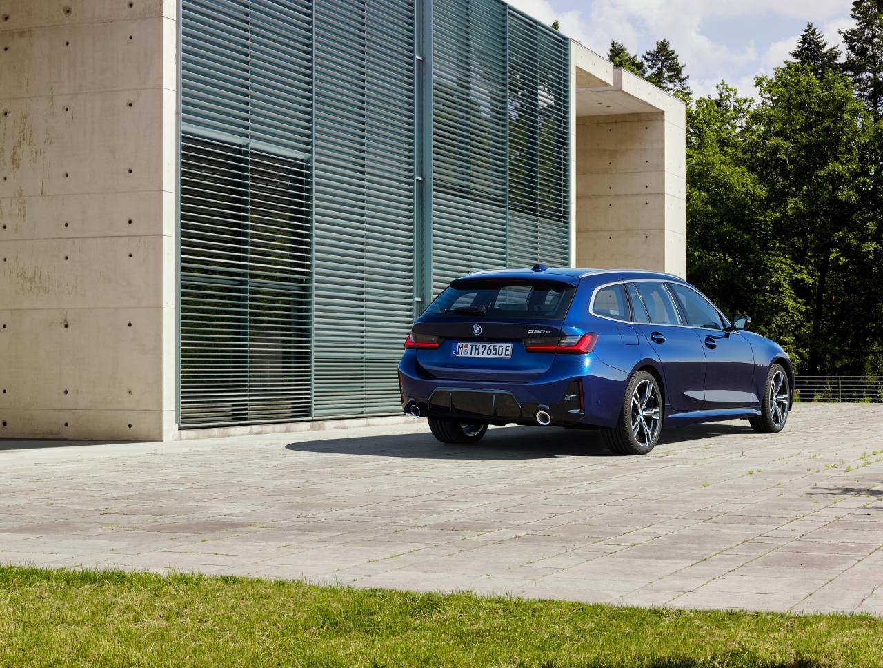 P90462526_highRes_the-new-bmw-330e-tou.jpg