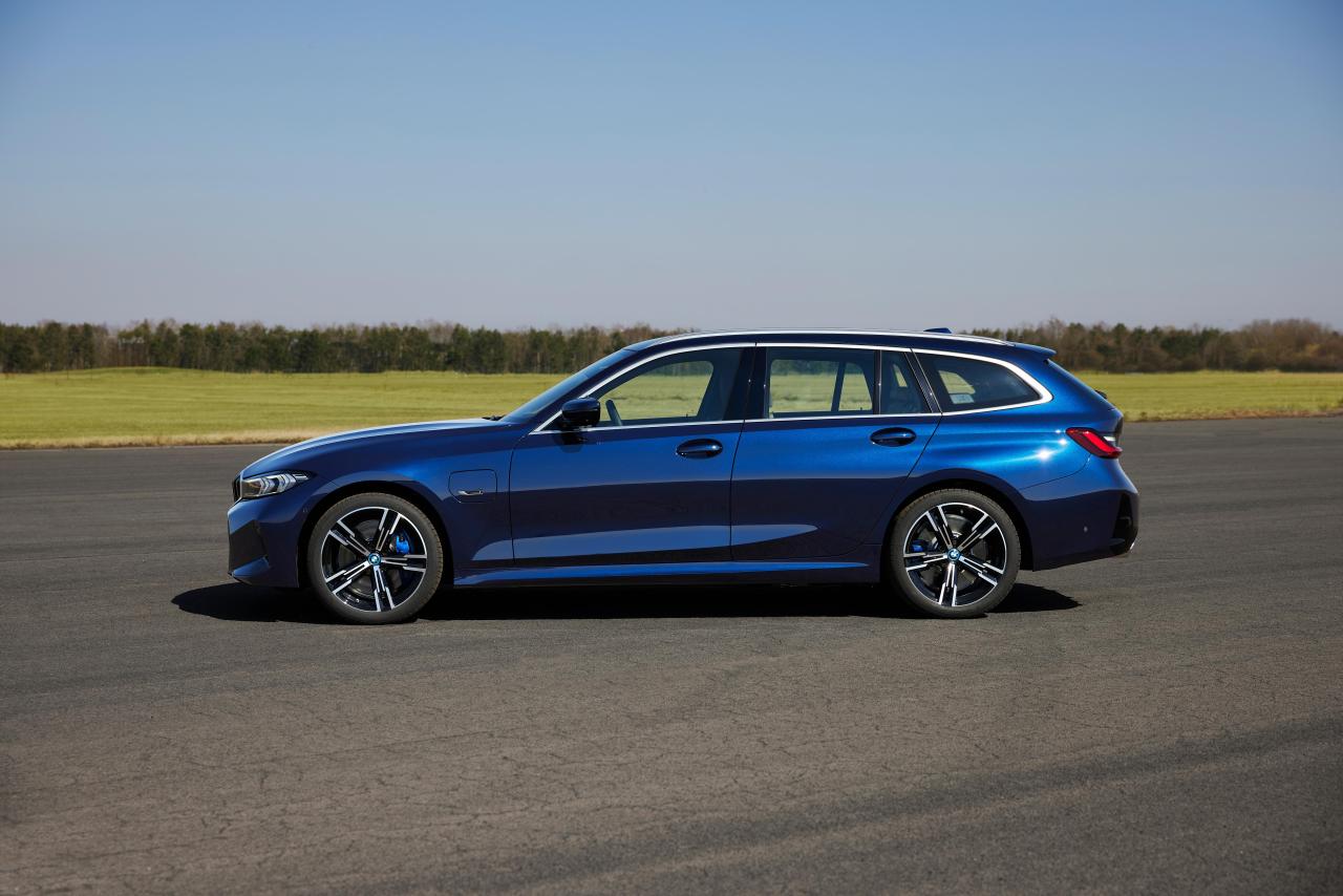 P90462531_highRes_the-new-bmw-330e-tou.jpg