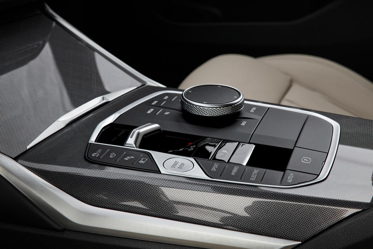 P90462559_highRes_the-new-bmw-330e-tou.jpg