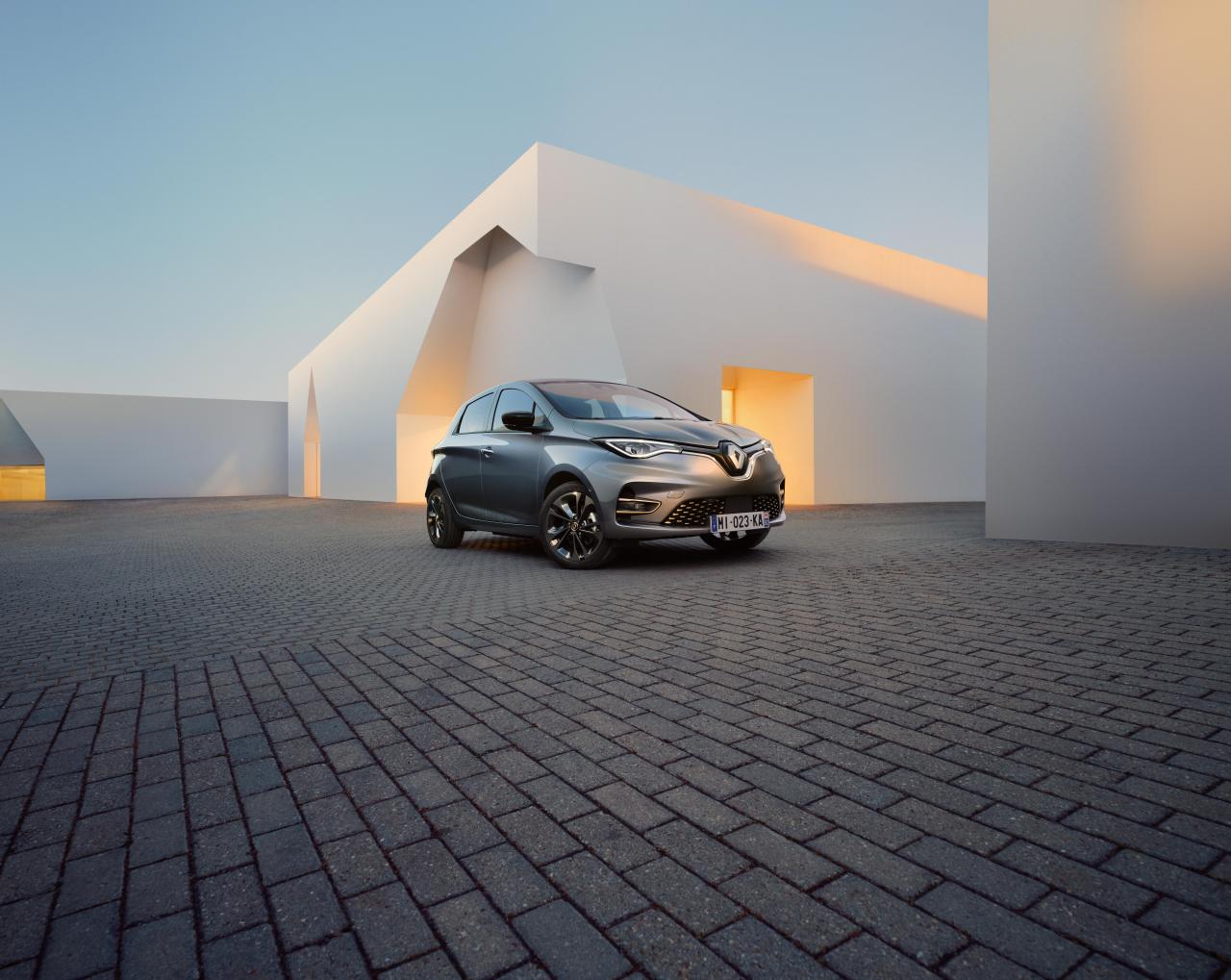1322214209_RenaultZOEmodelyear2022(1).thumb.jpg.efe31d1946e2f3e76154418fcc574723.jpg
