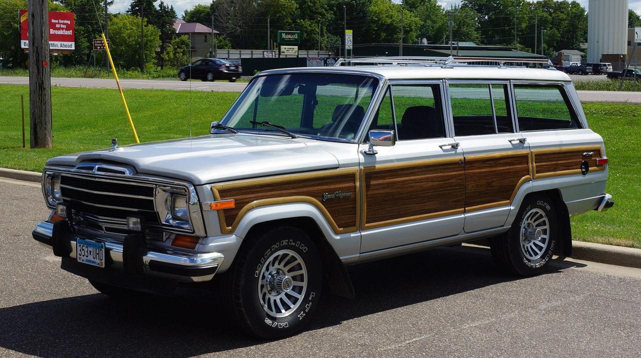1920px-1990_Jeep_Grand_Wagoneer_(28459801253)_(cropped).thumb.jpg.e9b015798eb8dd7875a7567f6d18eec6.jpg