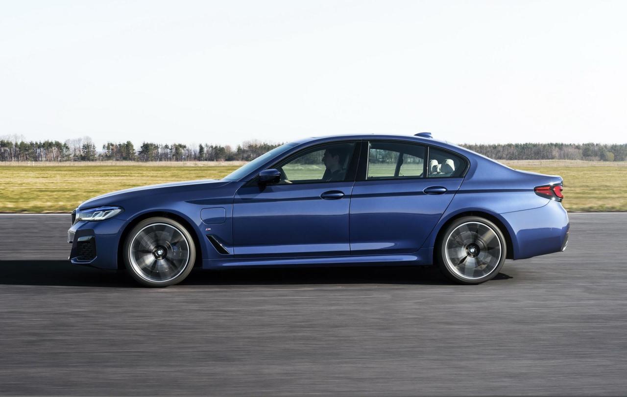 2021-BMW-5-Series-Facelift-48.thumb.jpg.b7e98b2cc97be78a7ea41027e1e88fc5.jpg
