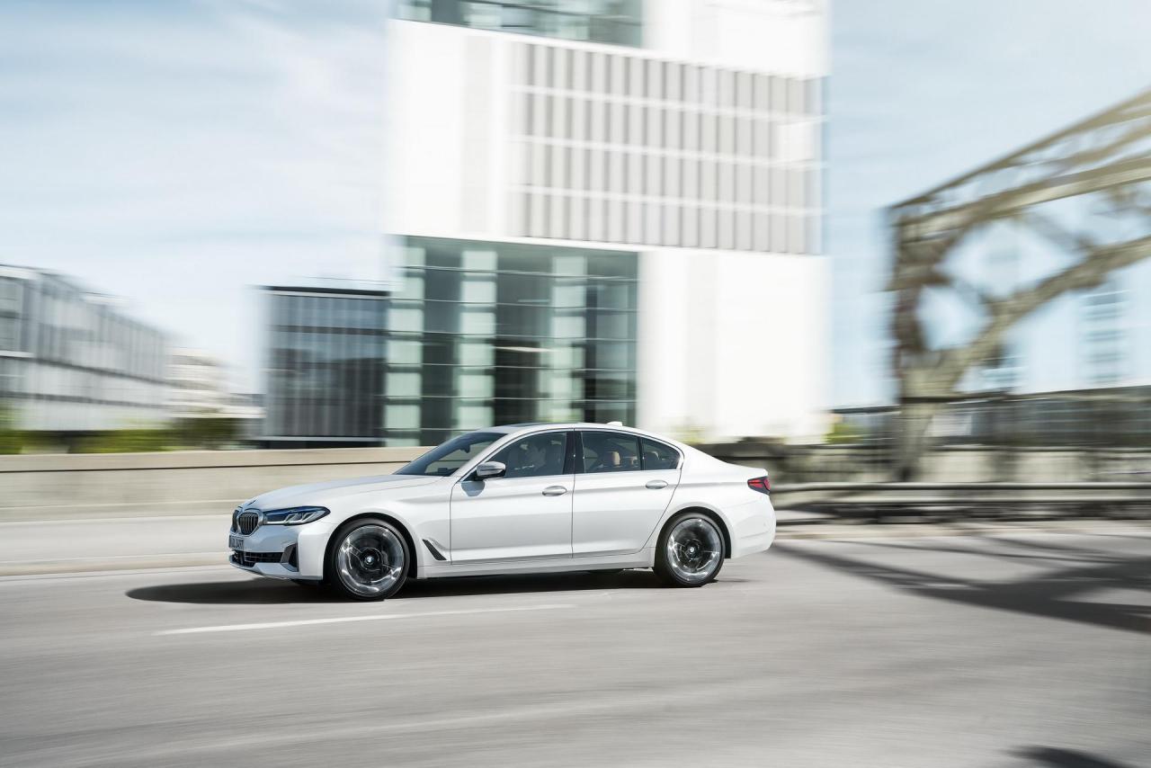2021-BMW-5-Series-Facelift-80.thumb.jpg.92c4b8016f592f1bced902f276b6fca1.jpg