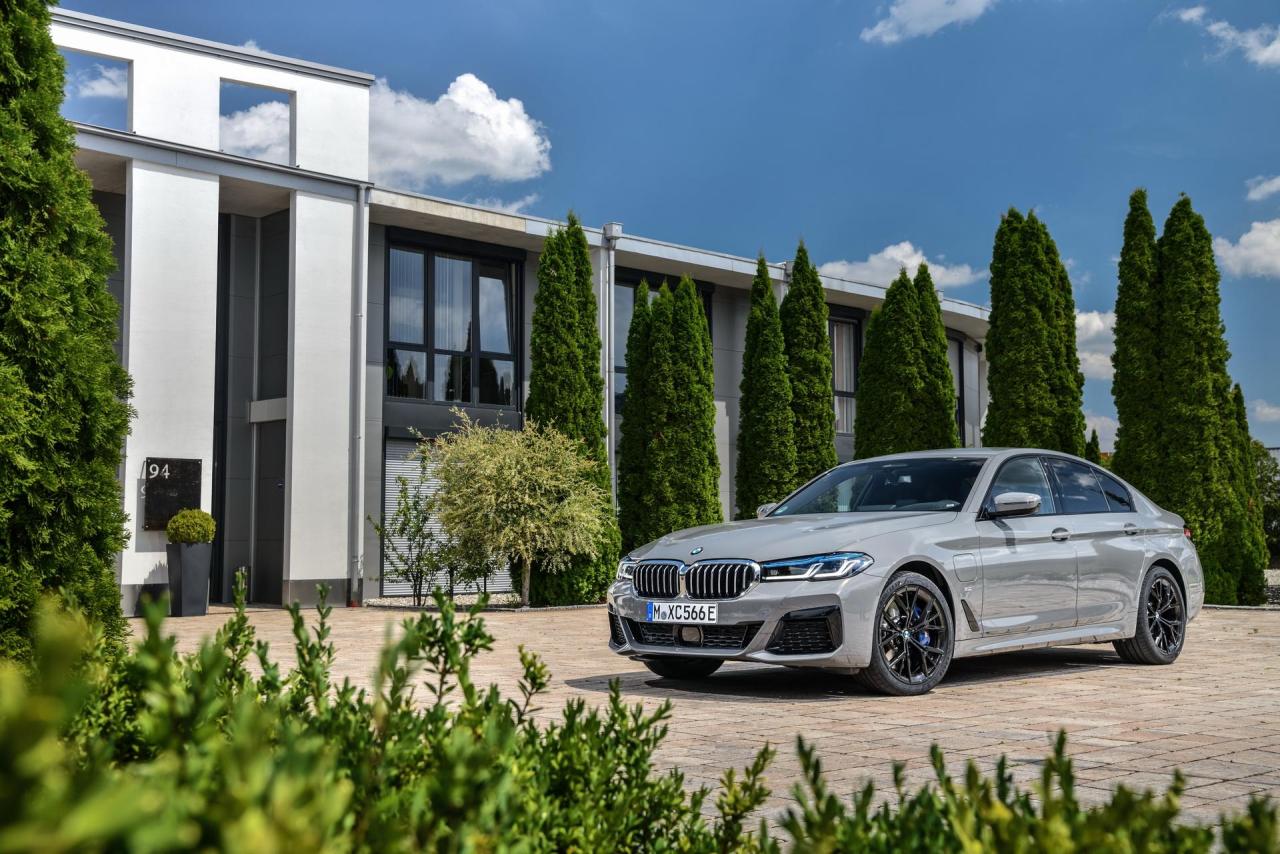 2021-BMW-545e-xDrive-PHEV-13.thumb.jpg.f29aaba8743ec53e7125bb1b5b95f83a.jpg