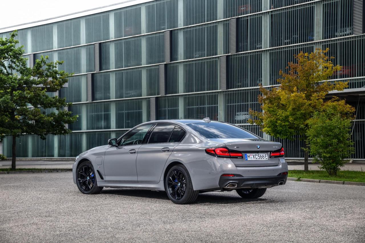 2021-BMW-545e-xDrive-PHEV-3.thumb.jpg.e33011c0e577522f8f66931b8af19fbe.jpg