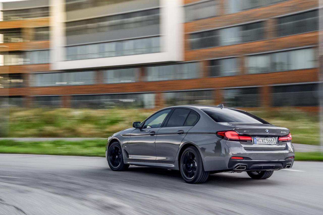 2021-BMW-545e-xDrive-PHEV-46.thumb.jpg.19a553b12b3f4bd05cbfc2c92911b06e.jpg
