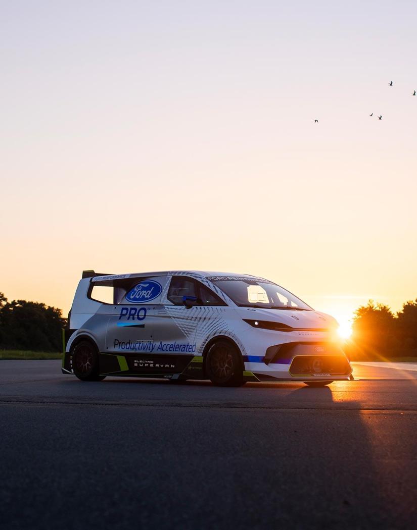 2022_FORD_E-TRANSIT_SUPERVAN_21-LOW.thumb.jpg.84f1dda460dc0b5b77e526ccc8ccffcf.jpg