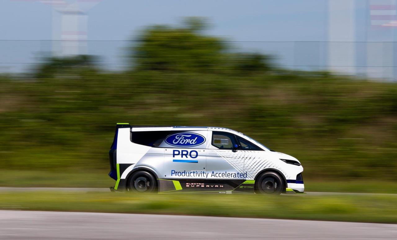 2022_FORD_E-TRANSIT_SUPERVAN_39-LOW.thumb.jpg.e84f0d2f4765be2517bf1257ce485ca9.jpg
