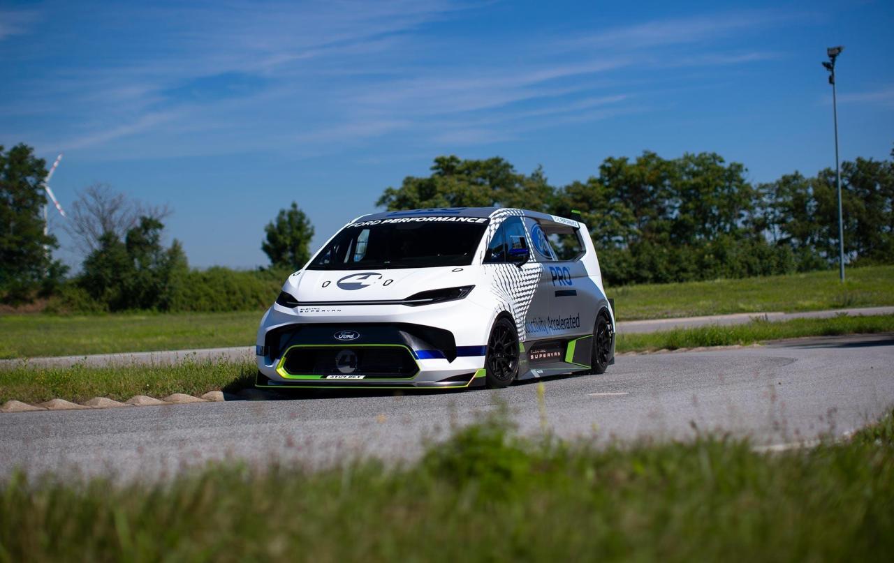 2022_FORD_E-TRANSIT_SUPERVAN_40-LOW.thumb.jpg.5289415733d1660539e1bed1a652b187.jpg