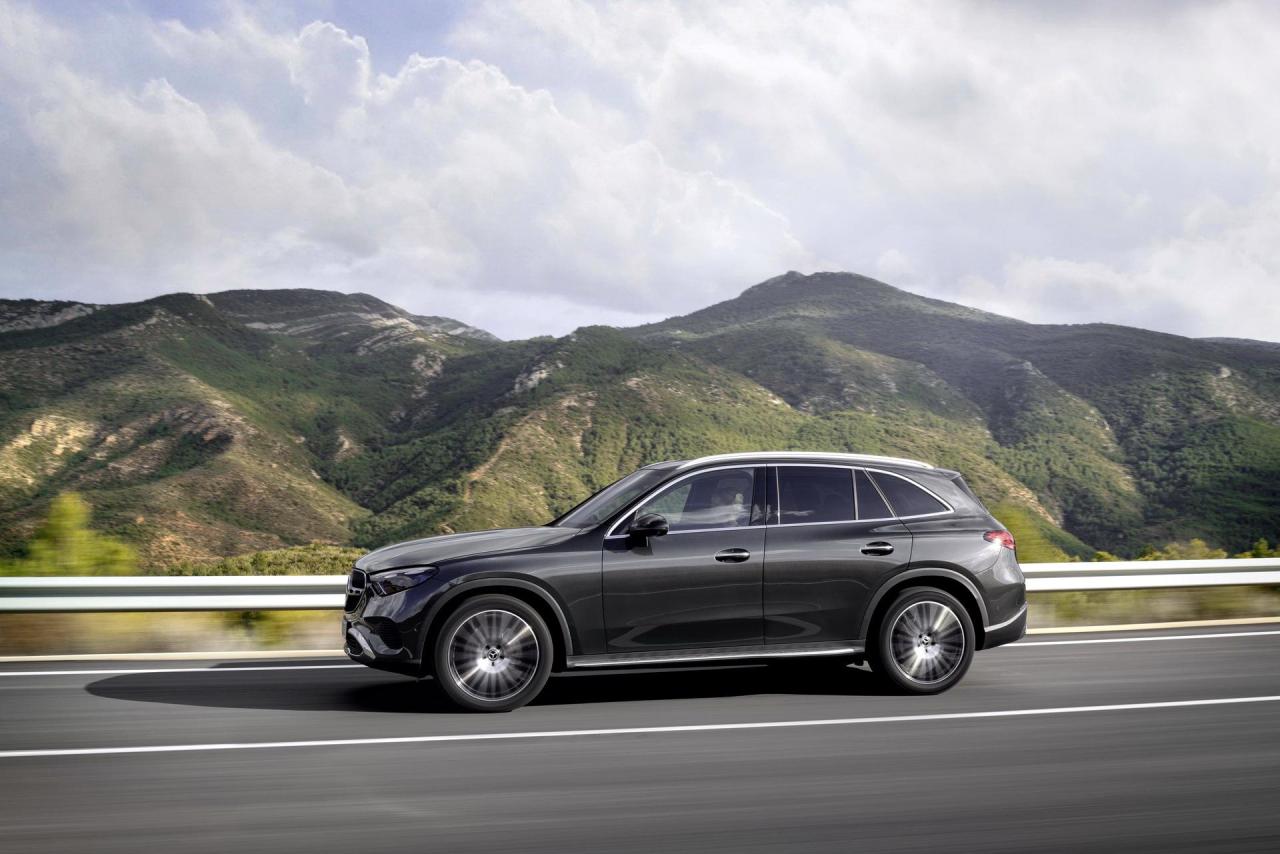 2023-Mercedes-Benz-GLC-3.thumb.jpg.2d4fc4197e0915e152e1a0748ae7631d.jpg