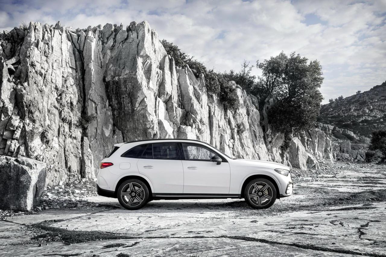 2023-Mercedes-Benz-GLC-42.thumb.jpg.8c51adb9184615c9df93648c772517ed.jpg