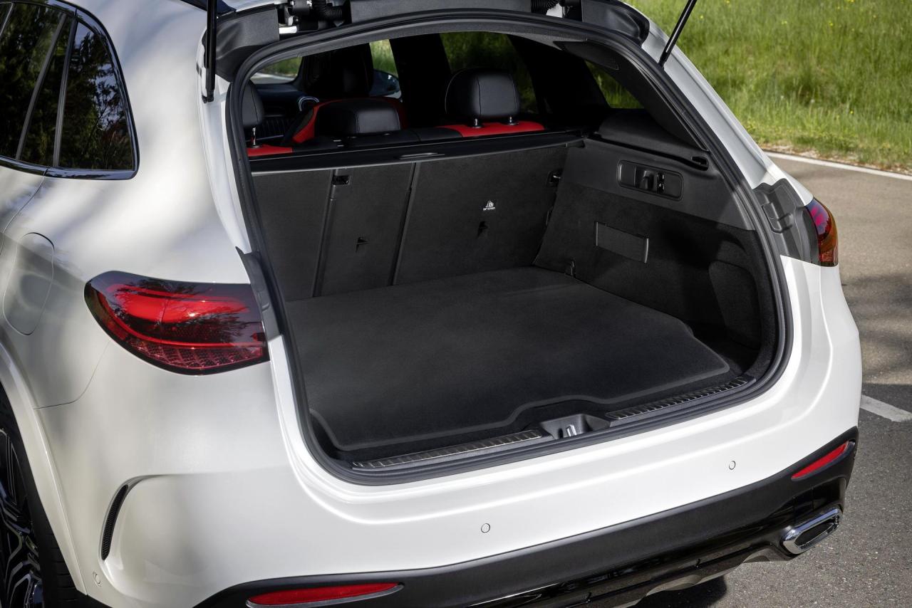 2023-Mercedes-Benz-GLC-89.thumb.jpg.506977536621bade48772fade6b03509.jpg