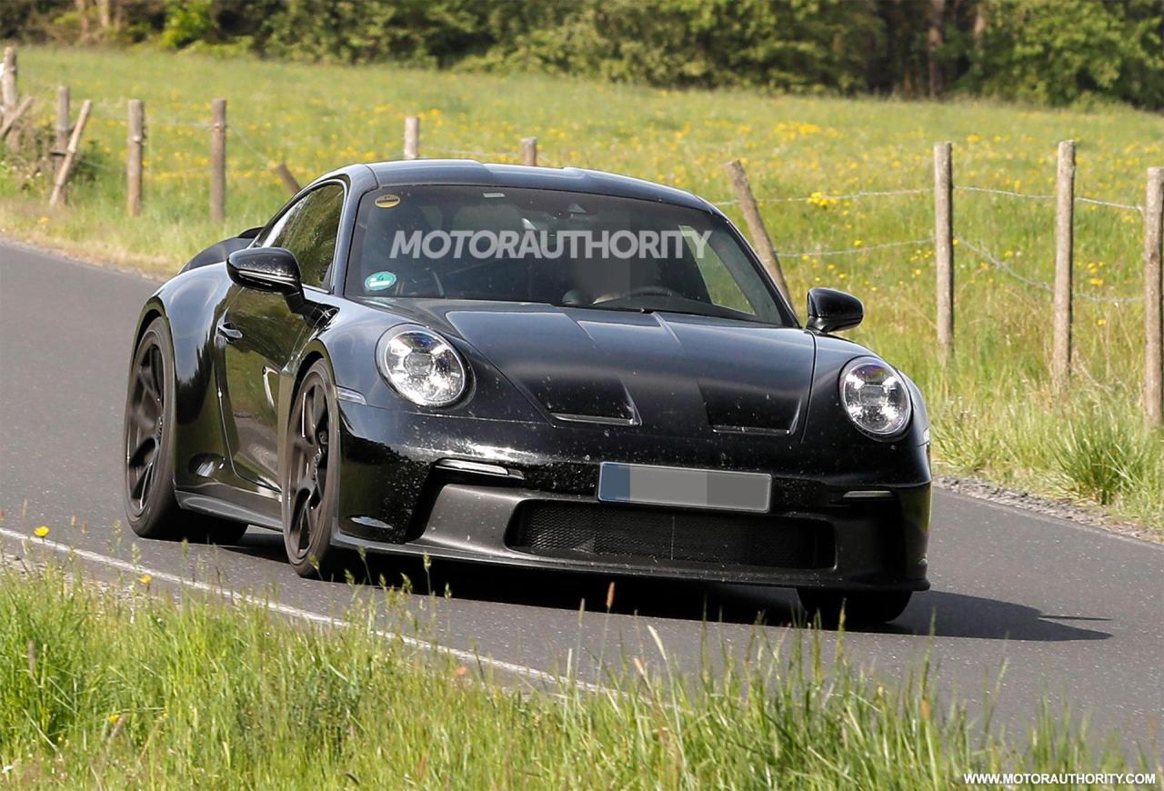 2024-porsche-911-s-t-spy-shots--photo-credits-baldauf-sb-medien_100842461_h.jpg