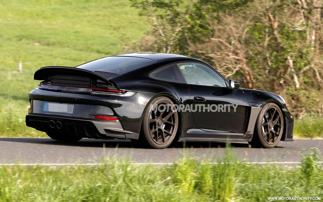 2024-porsche-911-s-t-spy-shots--photo-credits-baldauf-sb-medien_100842466_h.jpg
