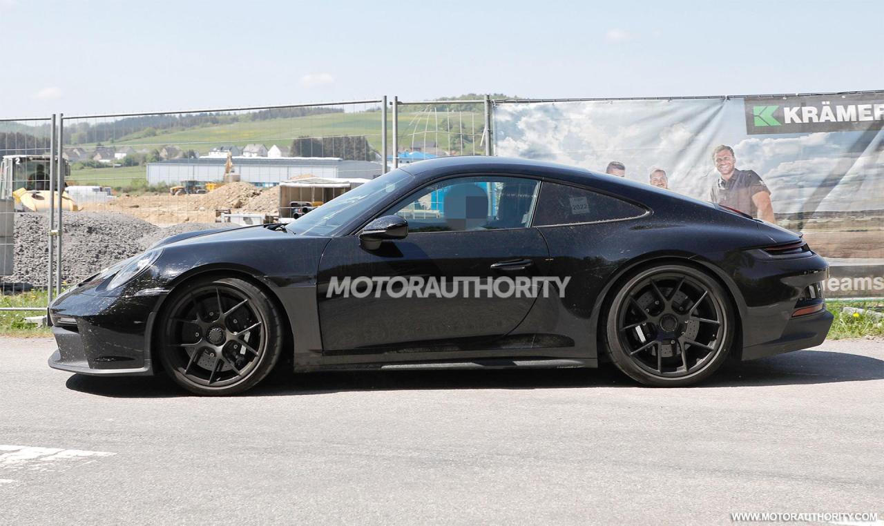 2024-porsche-911-s-t-spy-shots--photo-credits-baldauf-sb-medien_100842474_h.jpg