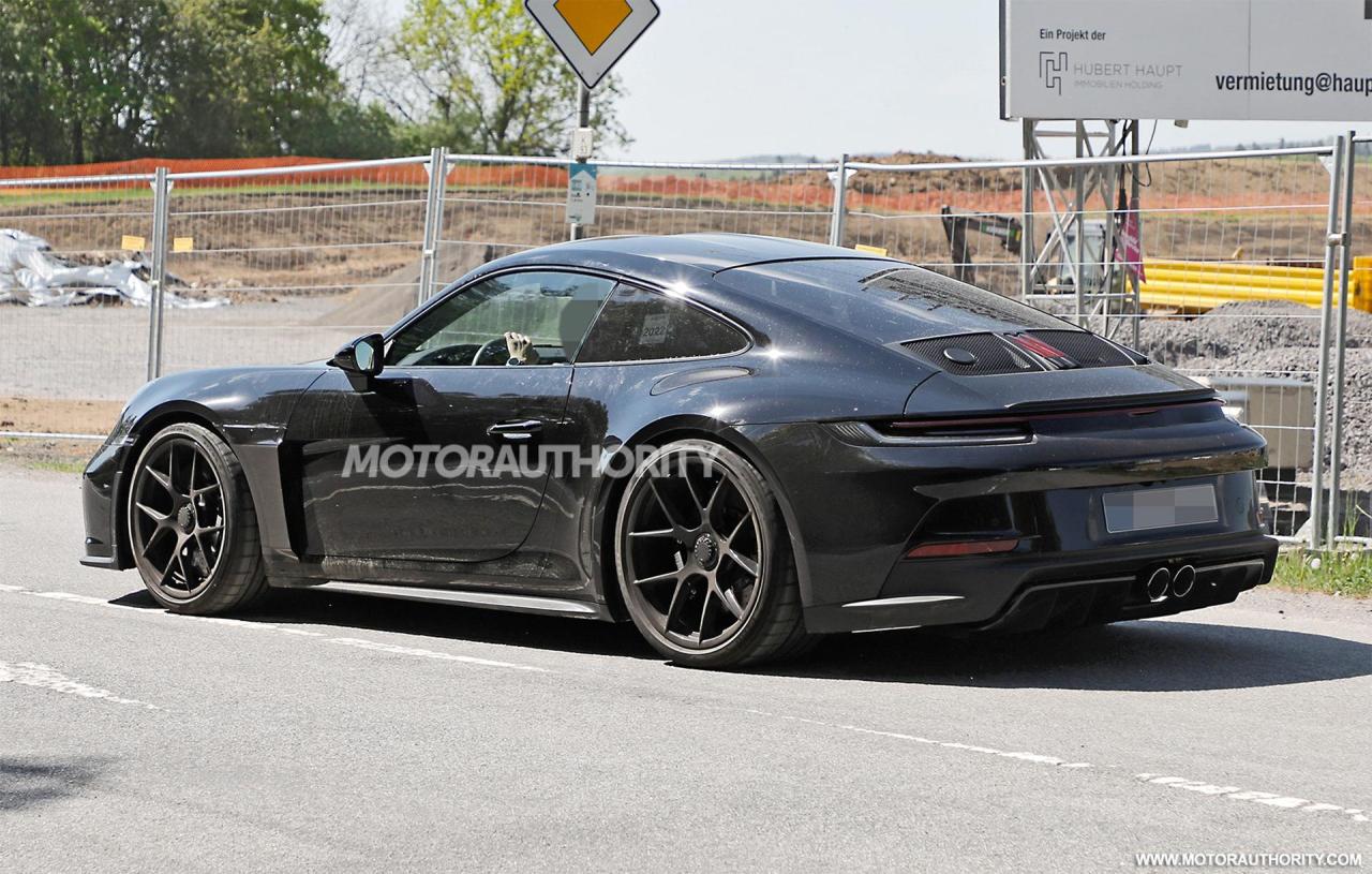 2024-porsche-911-s-t-spy-shots--photo-credits-baldauf-sb-medien_100842476_h.jpg