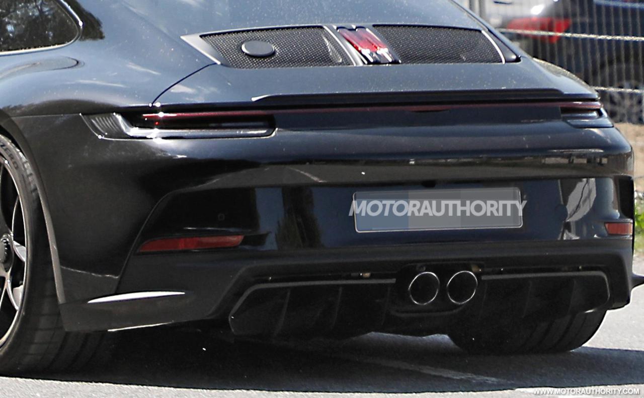 2024-porsche-911-s-t-spy-shots--photo-credits-baldauf-sb-medien_100842479_h.jpg