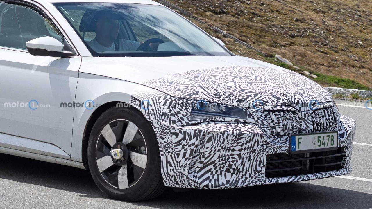 next-gen-skoda-superb-mule-spy-photo (1).jpg