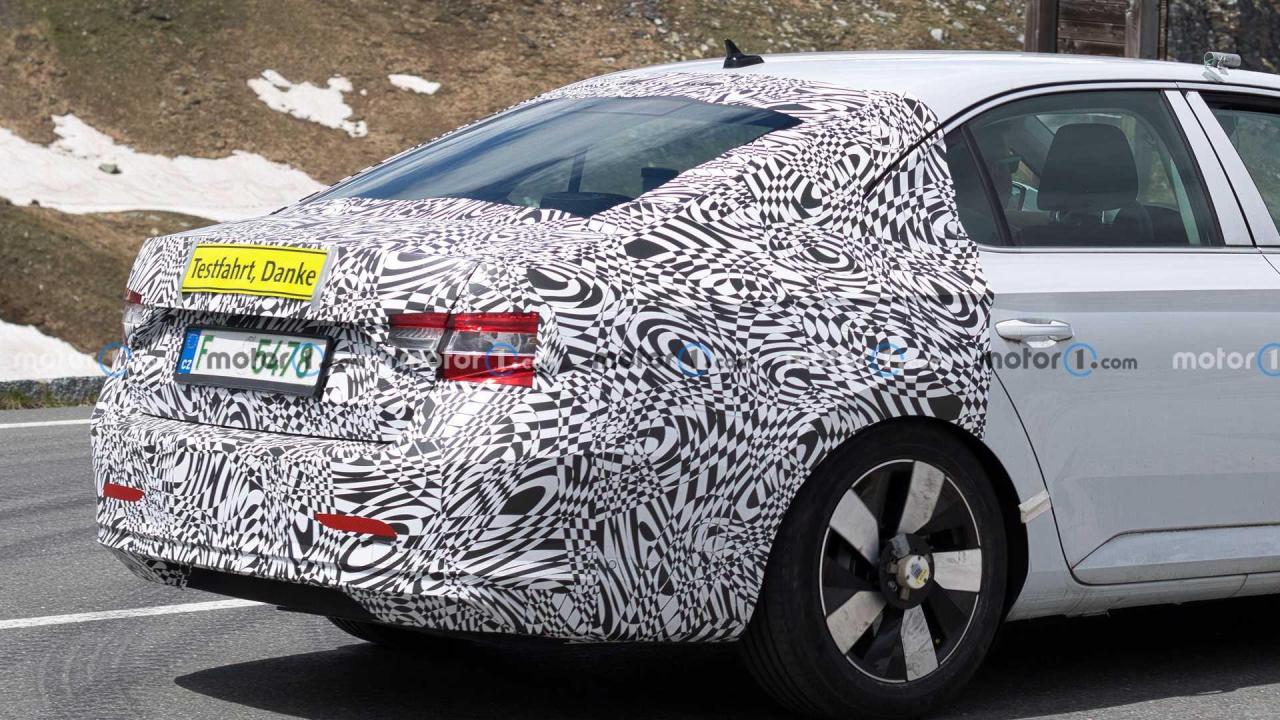 next-gen-skoda-superb-mule-spy-photo (2).jpg