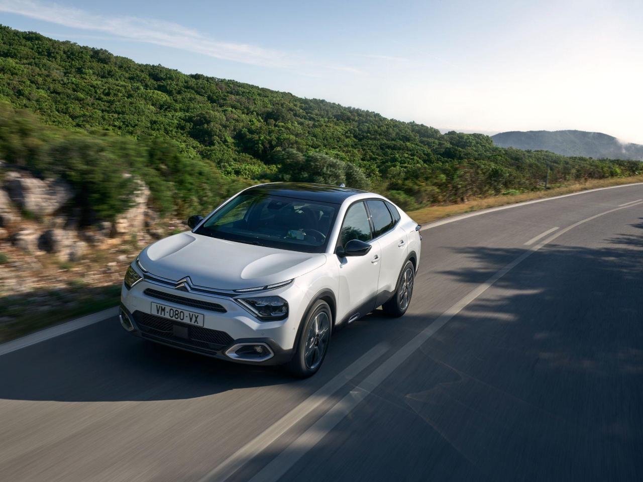 Citroen-C4-X-and-E-C4-X-10.thumb.jpg.29e94b6e9e86becb02657a7b8dbd4467.jpg