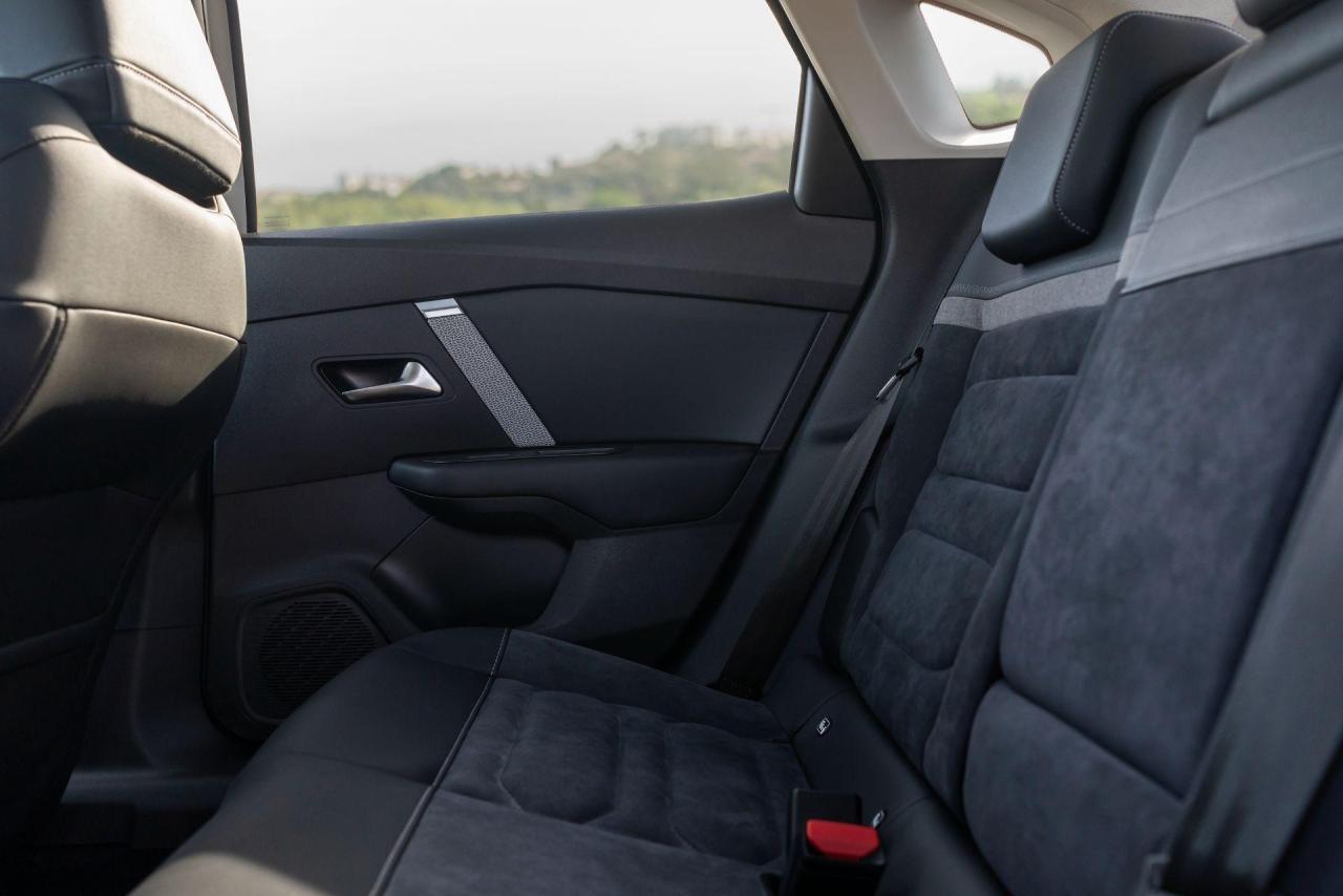 Citroen-C4-X-and-E-C4-X-56.thumb.jpg.68d7ea15fdb91001266ef0ee993d2726.jpg