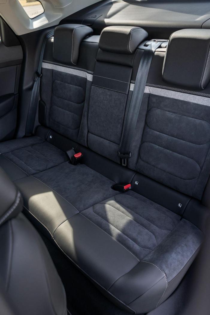 Citroen-C4-X-and-E-C4-X-62.thumb.jpg.6e152ae83a5f2a1eb943b15622b1c866.jpg
