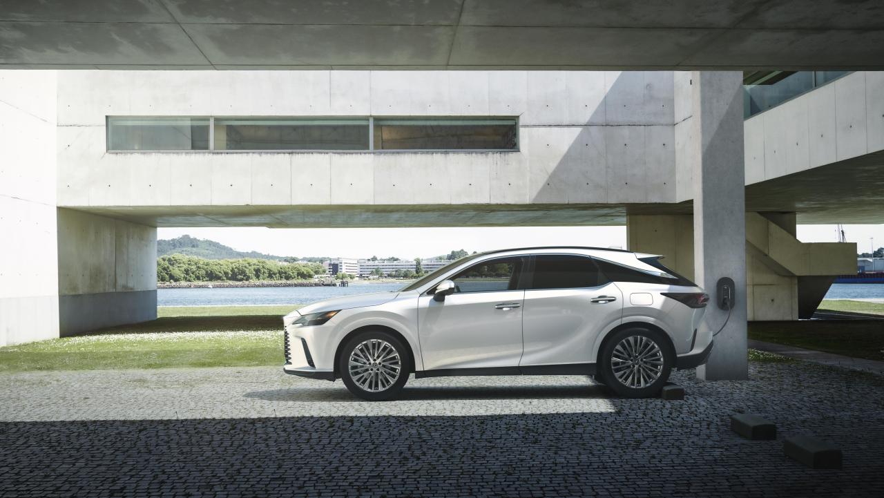 RX_Lifestyle-photo_I_Ext_Charging_16x9.thumb.jpg.77416ae00a78cd2516ede37a5bf5c57b.jpg
