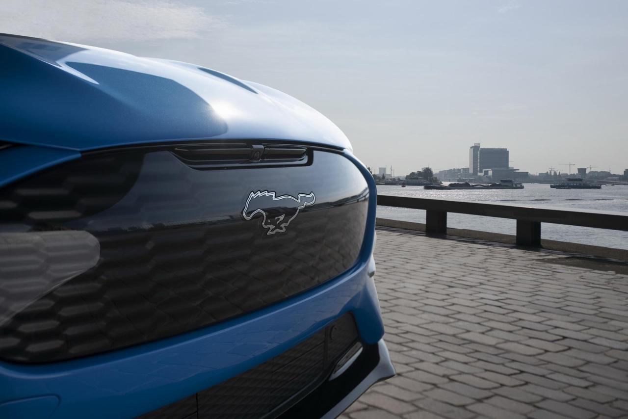 ford-mustang-mach-e-gt-europe-revealed-3.thumb.jpg.c578d91973b996f5cd2f7a2b543dc82d.jpg