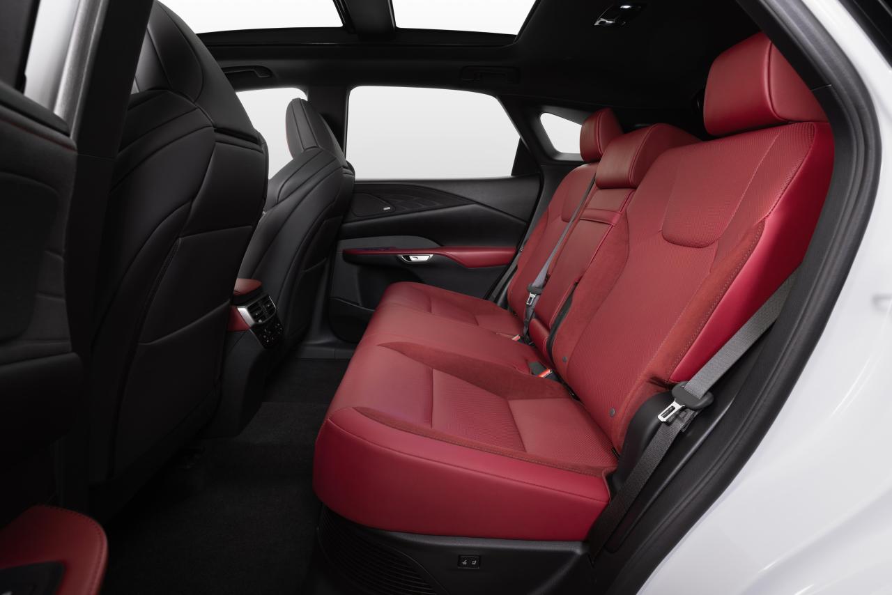 lexusrx500hfsportwhite-detail-interiorbackseat-v2.thumb.jpg.afcf196905df0b48dbaecbb7953c8e3f.jpg