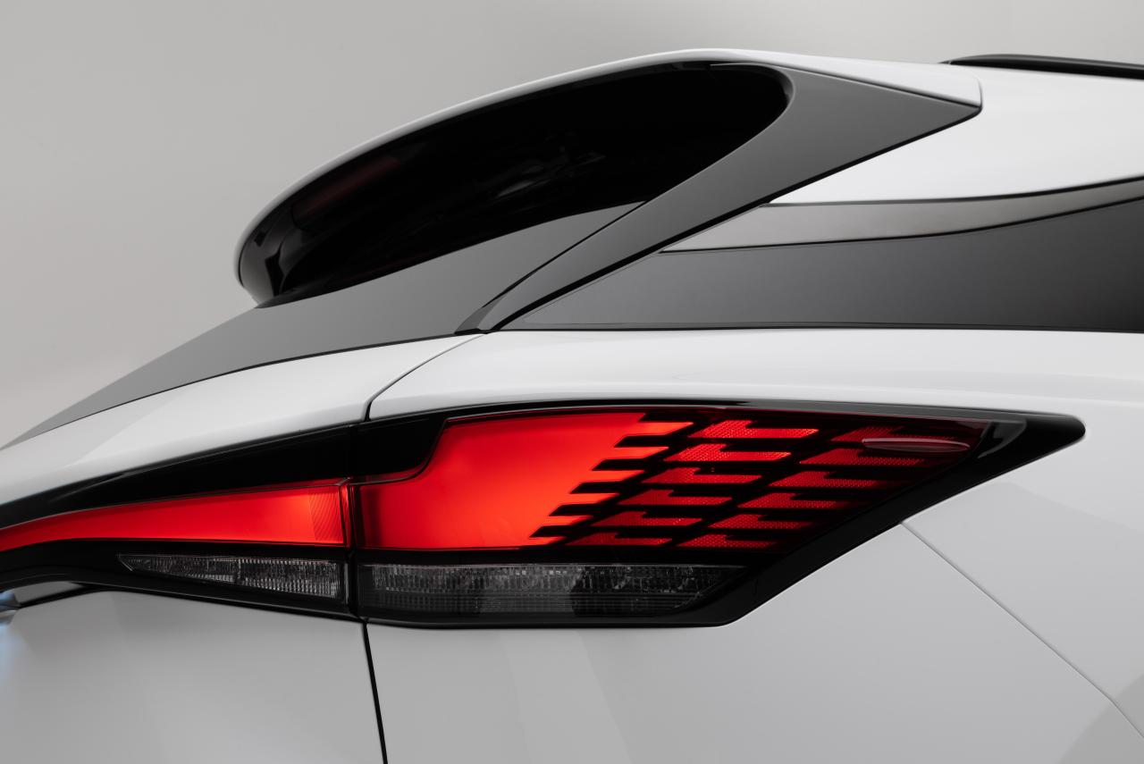 lexusrx500hfsportwhite-detail-reartaillight-v2.thumb.jpg.49f39407cbc9b443720daacd25822120.jpg