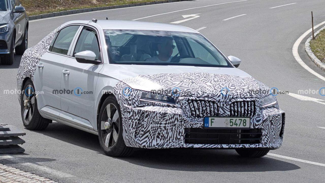 next-gen-skoda-superb-mule-spy-photo.jpg