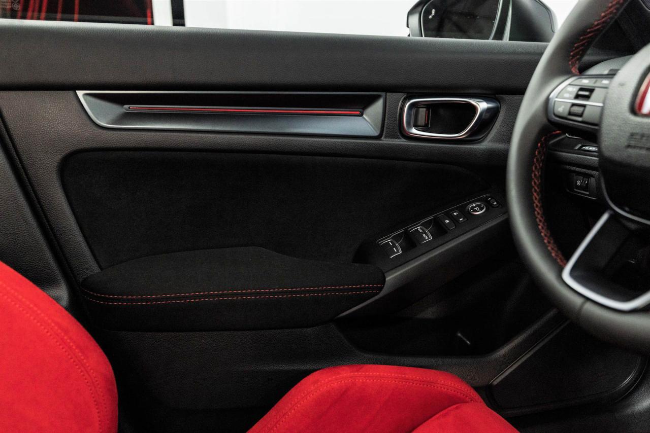 2023-Honda-Civic-Type-R-00019.thumb.jpg.576e48180327a75d748eb3e146d599d0.jpg