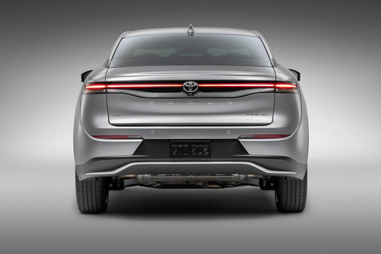2023-Toyota-Crown-10.thumb.jpg.65628d59a5fc52a28d802baf7070df89.jpg
