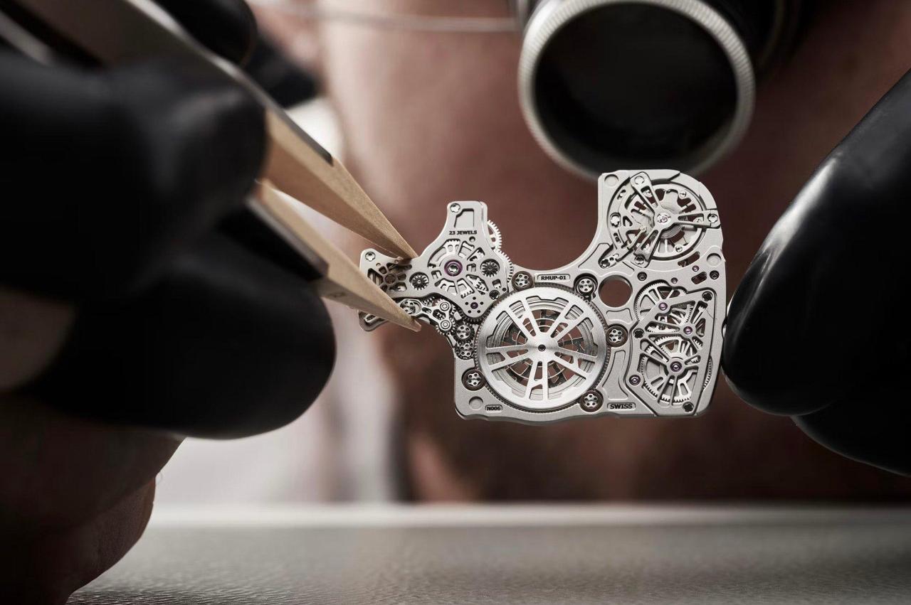 Richard-Mille-RM-UP-01-Ferrari-Thinnest-Mechanical-Watch-1.75mm-Record-10.jpg