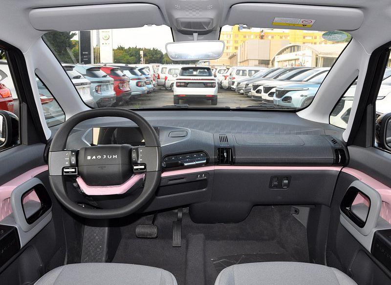 baojun-e300-int01.jpg.509777e5f20953bc497745415d511bbd.jpg