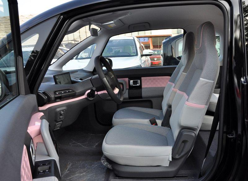 baojun-e300-int09.jpg.2547ea5a9fc2fadf56ad1a193eb552c9.jpg