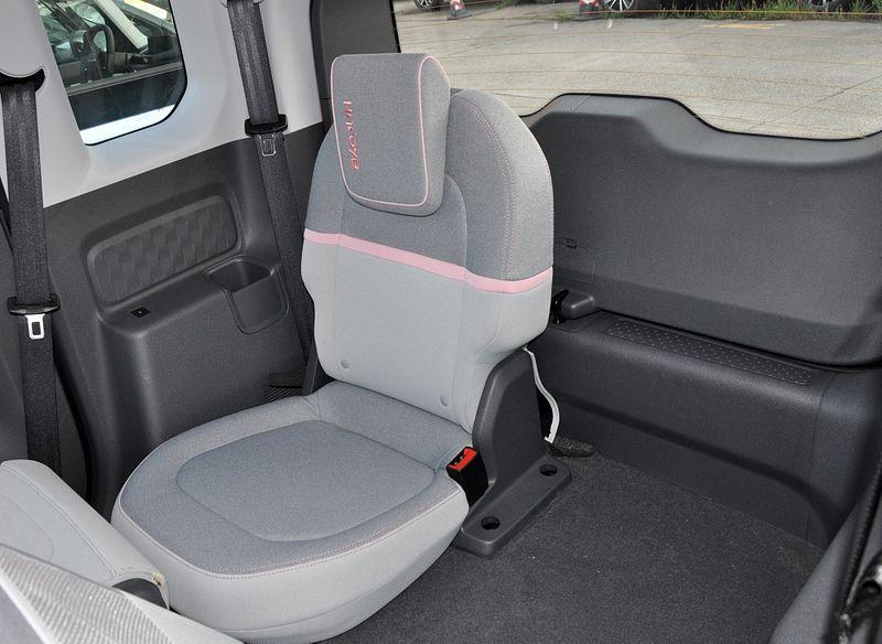 baojun-e300-int11.jpg.bebdbc20aa1cdab12acba6496ad4f2cb.jpg