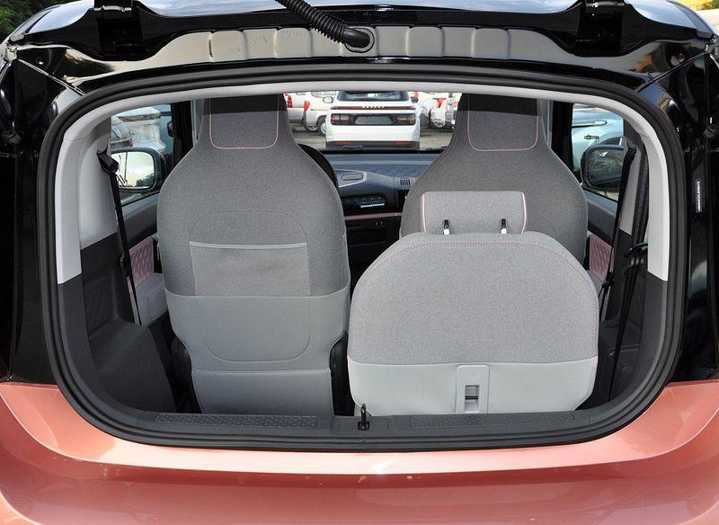 baojun-e300-int14.jpg.6b9a3ffb2f9c996e5032b747a090c32c.jpg
