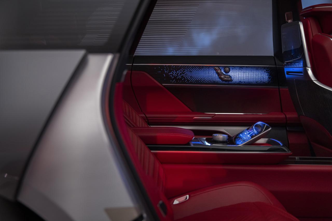 cadillac-celestiq-teaser_100847538_h.jpg