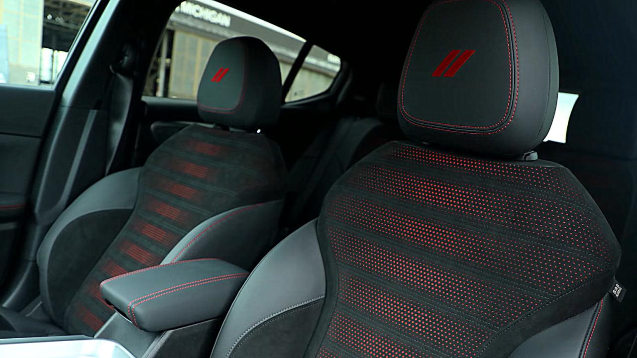 2023-Dodge-Hornet-GT-Blacktop-Track-Pack-in-Blue-Steele.-Dodge-9.jpg