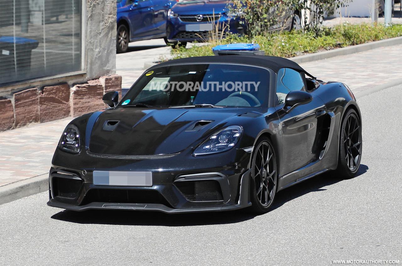 2023-porsche-718-boxster-spyder-rs-spy-shots--photo-credits-baldauf-sb-medien_100850324_h.jpg