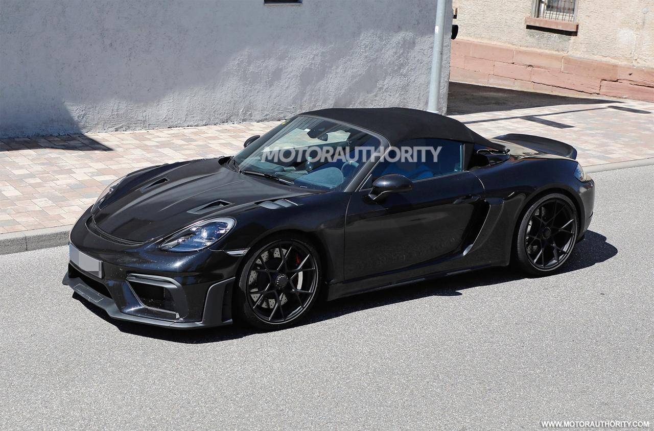 2023-porsche-718-boxster-spyder-rs-spy-shots--photo-credits-baldauf-sb-medien_100850327_h.jpg