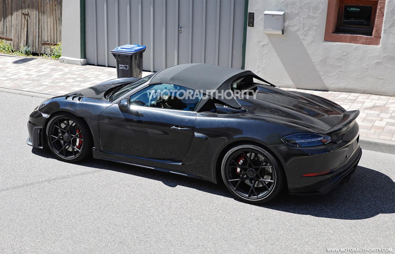 2023-porsche-718-boxster-spyder-rs-spy-shots--photo-credits-baldauf-sb-medien_100850329_h.jpg