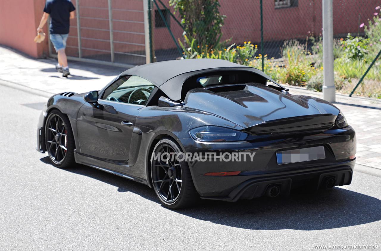 2023-porsche-718-boxster-spyder-rs-spy-shots--photo-credits-baldauf-sb-medien_100850331_h.jpg